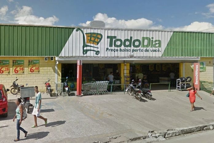 Homem faz buraco em parede e tenta roubar cofre