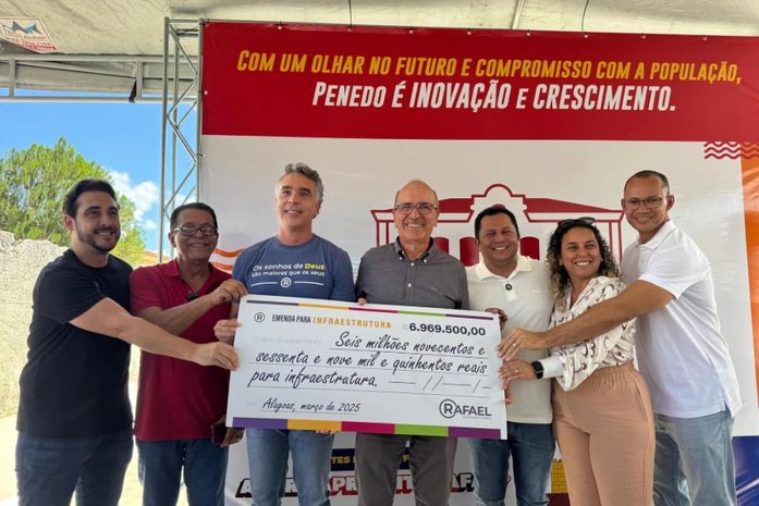 Prefeito Ronaldo Lopes e Deputado Rafael Brito entregam investimentos para o povo de Penedo