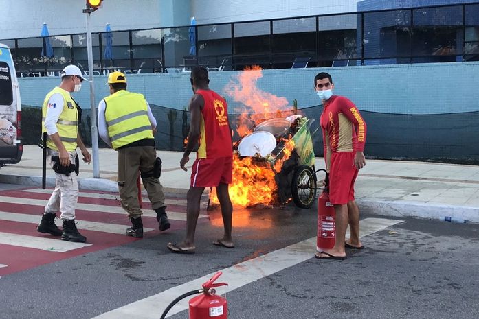 Vendedor fica ferido após carrinho de milho pegar fogo na Pajuçara, em Maceió