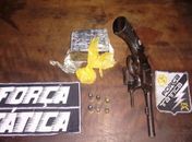 Parte do material apreendido pelos militares após perseguição e captura dos acusados  