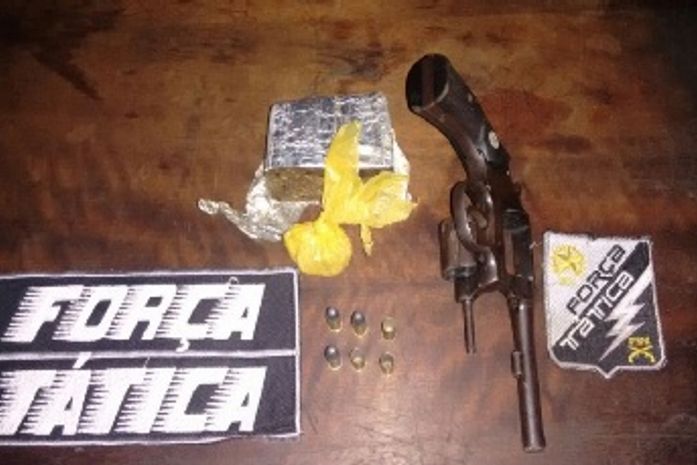 Parte do material apreendido pelos militares após perseguição e captura dos acusados