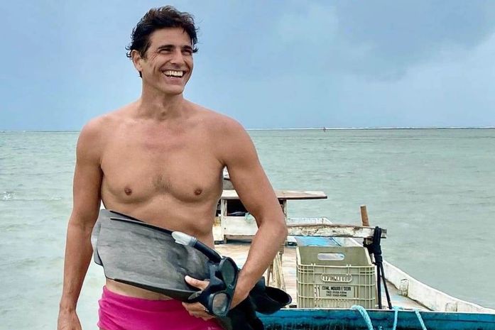 Ator Reynaldo Gianecchini posa em litoral de Alagoas