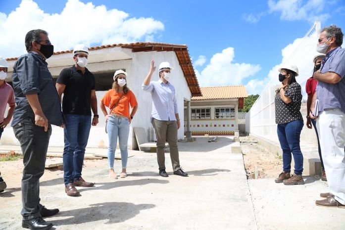Prefeito Cacau vistoria obra da escola do povoado Pedras e anuncia inauguração para o segundo semestre deste ano