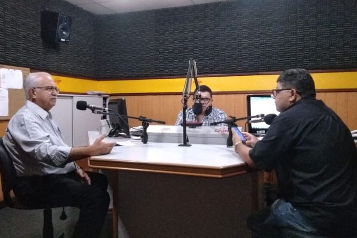 Teófilo presta contas de gestão durante entrevistas em rádios e TV