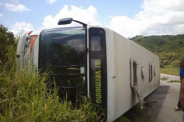 Ônibus tombou na entrada da cidade de Mar Vermelho