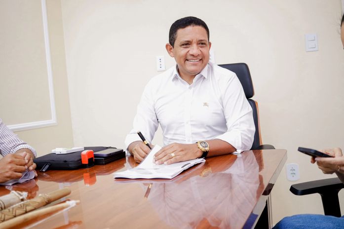 Prefeito assina contrato administrativo com empresa responsável por Concurso Público em Palmeira