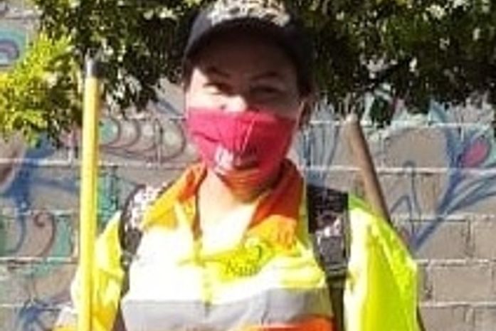 Nunca tinha visto,em Alagoas,gari mulher. Encontrei Cecília.