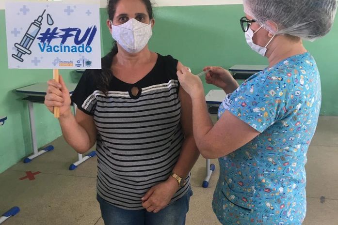 Professores começam a ser vacinados contra Covid-19 em Limoeiro
