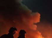 Bombeiros levam 5 horas para conter incêndio em depósito de material reciclado em Maceió 
