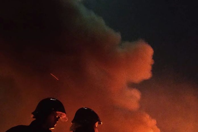 Bombeiros levam 5 horas para conter incêndio em depósito de material reciclado em Maceió