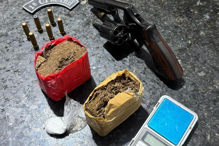 Homem é preso com mais de 800g de maconha, balança de precisão e celulares em Maceió