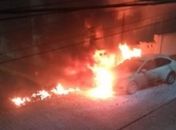 Veículo pega fogo após motorista estacionar em cima de fogueira em Alagoas