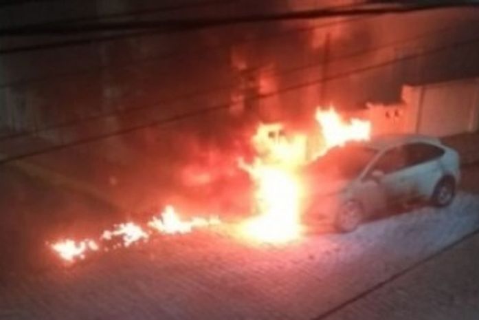 Veículo pega fogo após motorista estacionar em cima de fogueira em Alagoas