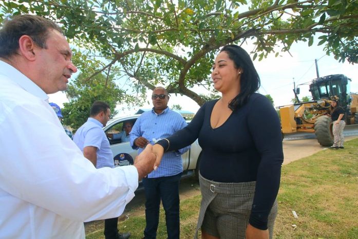 Moradores agradecem ao prefeito Luciano pelo início da pavimentação asfáltica no Vale do Perucaba
