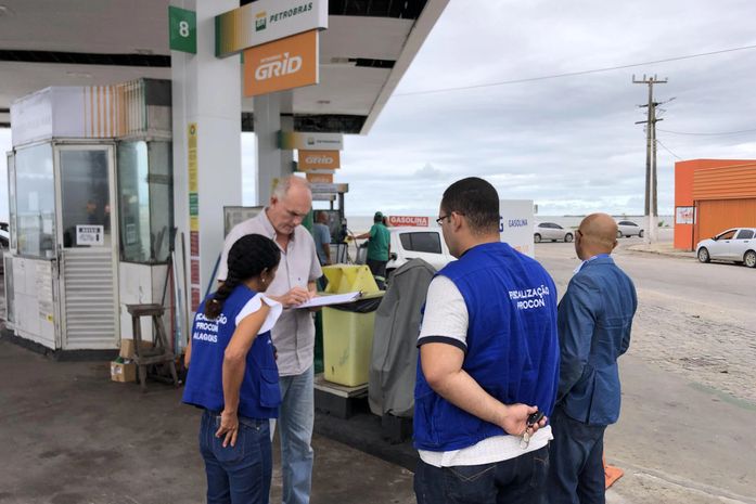 Procon autua postos de combustíveis de Maceió por preços acima da média