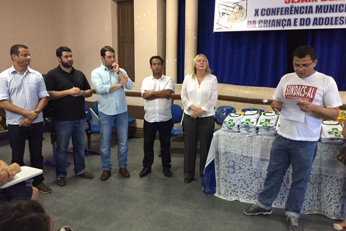 Prefeito Toninho Lins entrega kits de trabalho a agentes comunitários