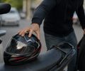 Suspeito é detido após tentar furtar capacete em estacionamento de shopping e acaba liberado após registro da ocorrência