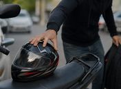 Suspeito é detido após tentar furtar capacete em estacionamento de shopping e acaba liberado após registro da ocorrência