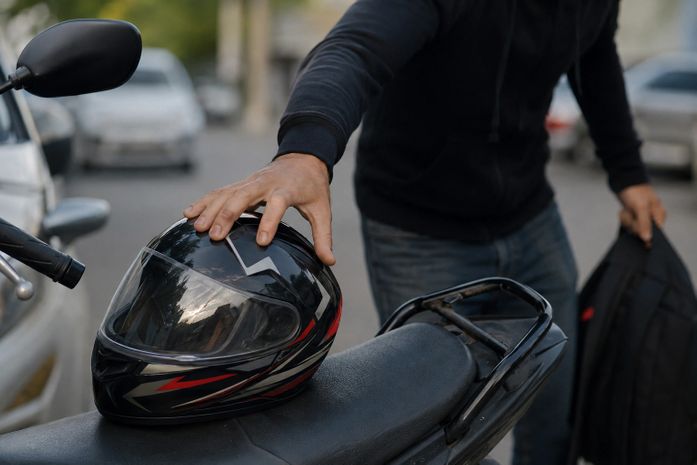 Suspeito é detido após tentar furtar capacete em estacionamento de shopping e acaba liberado após registro da ocorrência