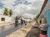 Dona Lúcia Castro registrando a pavimentação da via Dário Marsíglia, Cleto, Tabuleiro dos Martins. 