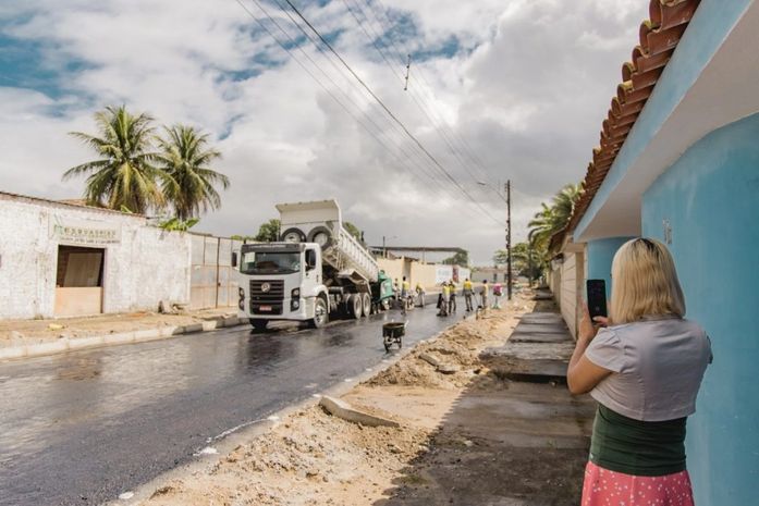 Dona Lúcia Castro registrando a pavimentação da via Dário Marsíglia, Cleto, Tabuleiro dos Martins.
