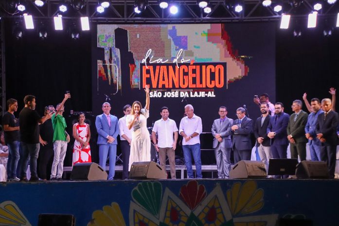 Prefeitura de São José da Laje comemora o dia do evangélico levando uma multidão para a praça de eventos
