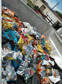 Mais de 200 pacotes de salgadinhos vencidos são apreendidos na parte alta de Maceió