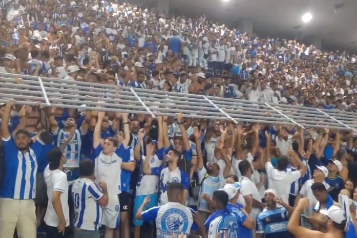 Grade da arquibancada do Estádio Rei Pelé se desprende durante comemoração de torcedores