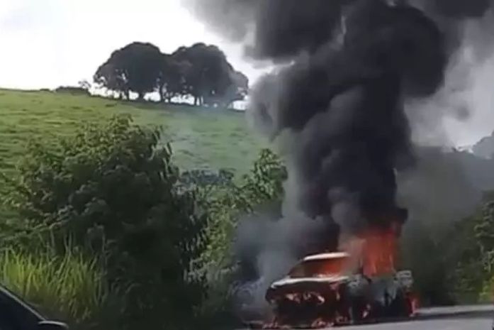 Carro pega fogo em trecho da BR-104 em União dos Palmares