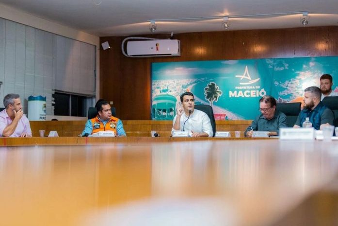 Prefeito JHC reunido com a equipe de secretários para reforçar que os trabalhos preventivos têm continuidade.