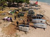 Antes, materiais estavam abandonados na faixa de areia. 