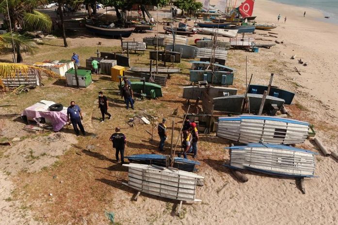 Antes, materiais estavam abandonados na faixa de areia.
