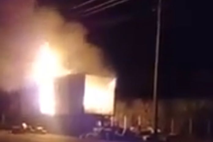 Caminhão pega fogo e destrói carga em Penedo
