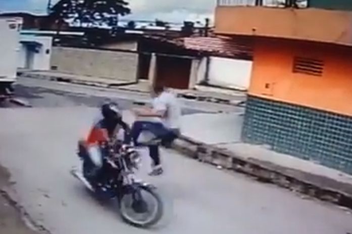 Presos em Pernambuco suspeitos de assaltar motociclista em Maceió