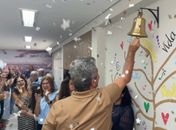 Paciente toca sino e celebra evolução do tratamento contra câncer colorretal