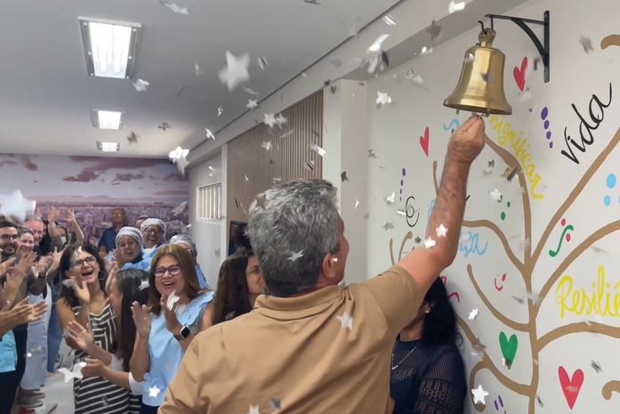Paciente toca sino e celebra evolução do tratamento contra câncer colorretal