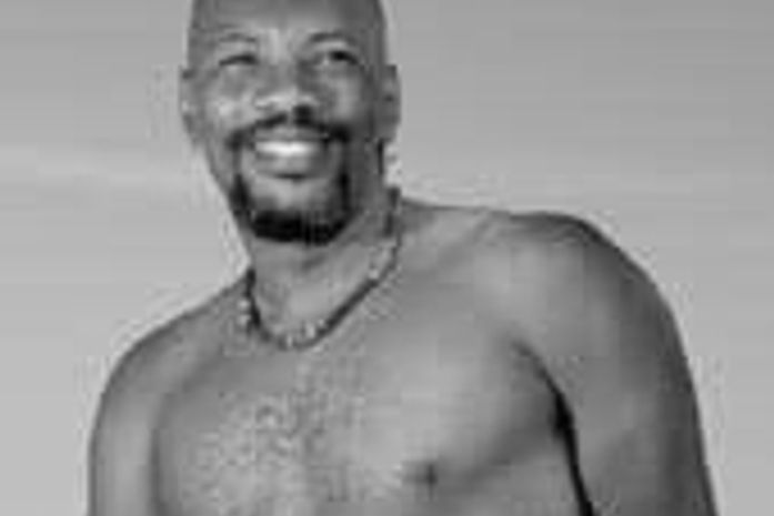 Ronnie Marruda,o "Cigano"da novela Senhora do Destino vende bolos na rua para sobreviver