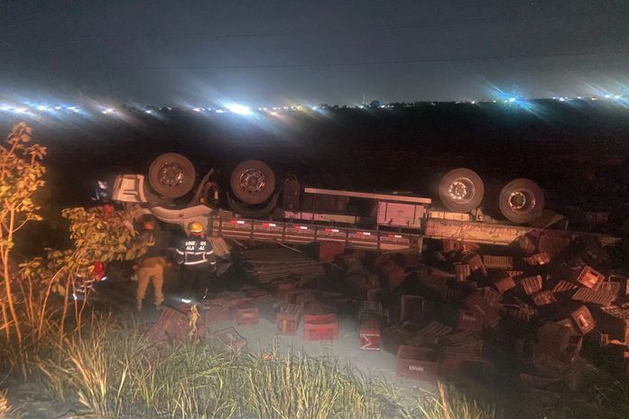 Motorista morre preso às ferragens após caminhão tombar na BR-101, em São Sebastião
