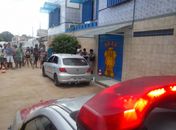 Aluno fica ferido e amigo morre em atentado na frente da escola