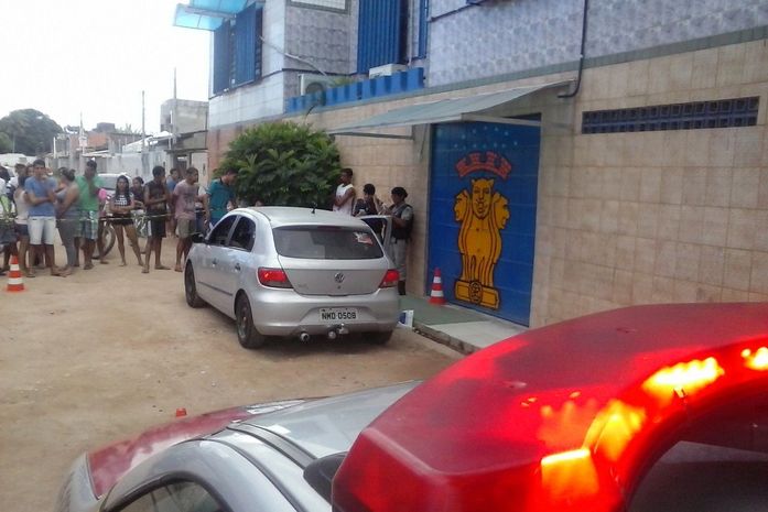 Aluno fica ferido e amigo morre em atentado na frente da escola