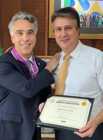 Rafael Brito recebe a maior honraria da educação brasileira
