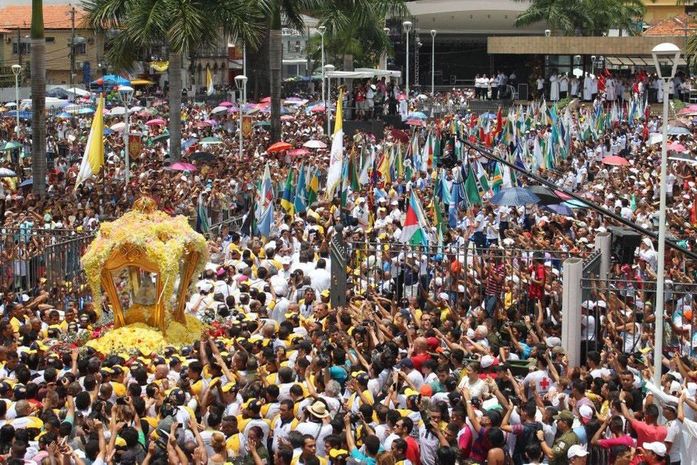 Círio de Nazaré leva multidão às ruas de Belém neste domingo 
