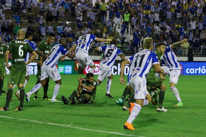 CSA empata no último lance contra o Coritiba e volta ao G4 da Série B