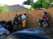 Polícia prendeu suspeitos após  denúncia anônima