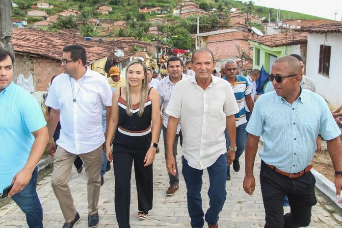 Fernanda Cavalcante ao lado do pai, Cícero Cavalcante entregando obras na cidade