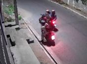 Polícia investiga morte de homem a tiros enquanto aguardava esposa em Arapiraca