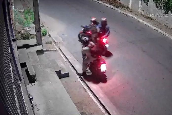 Polícia investiga morte de homem a tiros enquanto aguardava esposa em Arapiraca
