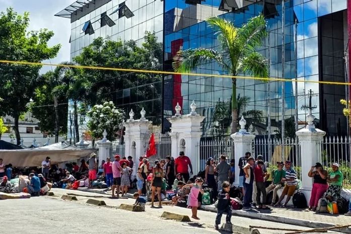 Sem-terra montam acampamento em frente ao Palácio do Governo e cobram avanço da reforma agrária em Alagoas