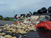 Caminhão carregado de cerveja tomba na BR-101 em São Miguel dos Campos
