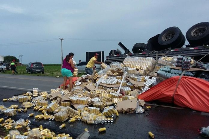 Caminhão carregado de cerveja tomba na BR-101 em São Miguel dos Campos